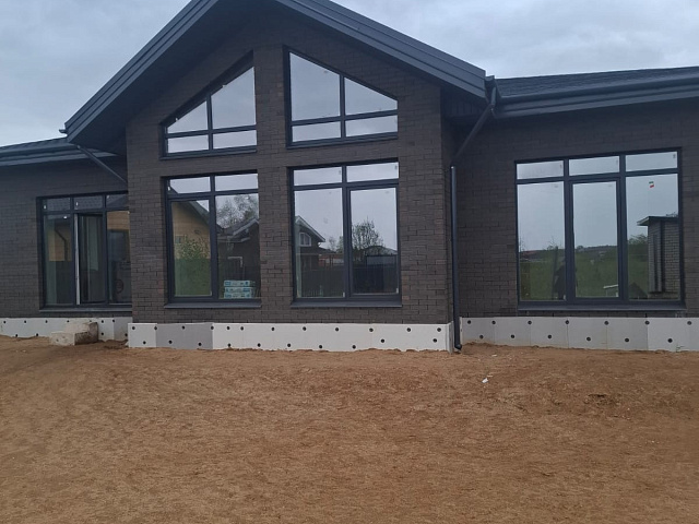 Дом площадью 130 квадратных метров, оснащённый системами отопления, водоснабжения и водоотведения.