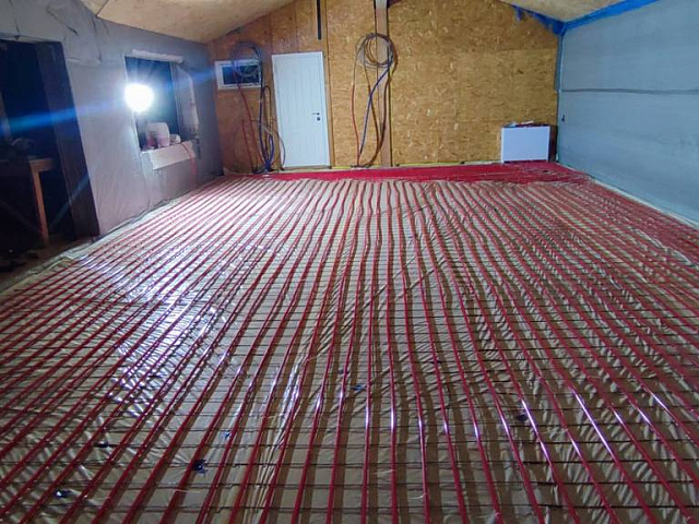 Тёплый водяной пол в бане на веранде