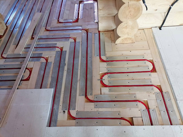 Установка системы водяного тёплого пола в деревянном доме без использования стяжки